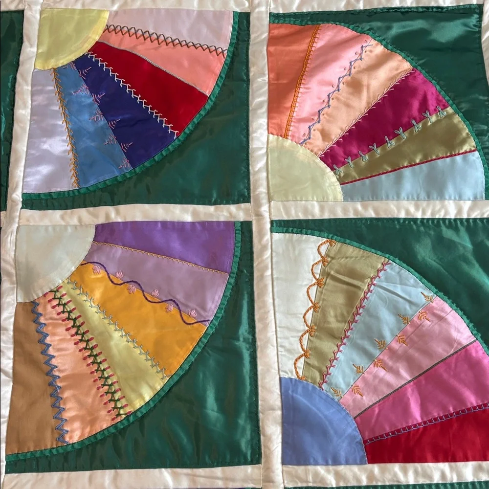 🤩 Vintage Grandmother Queen SZ Satin Embroidered Fan Patchwork Handmade Quilt